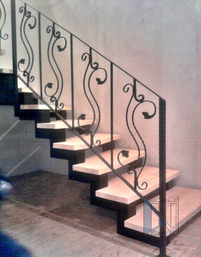 лестница в  доме в Санкт-Петербурге и Беларуси